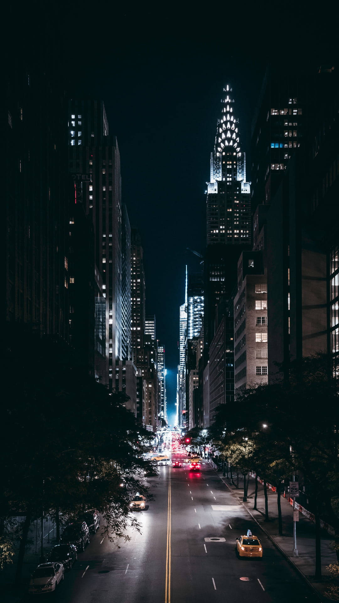 夜晚的街道，高樓大廈和發光的交通燈。