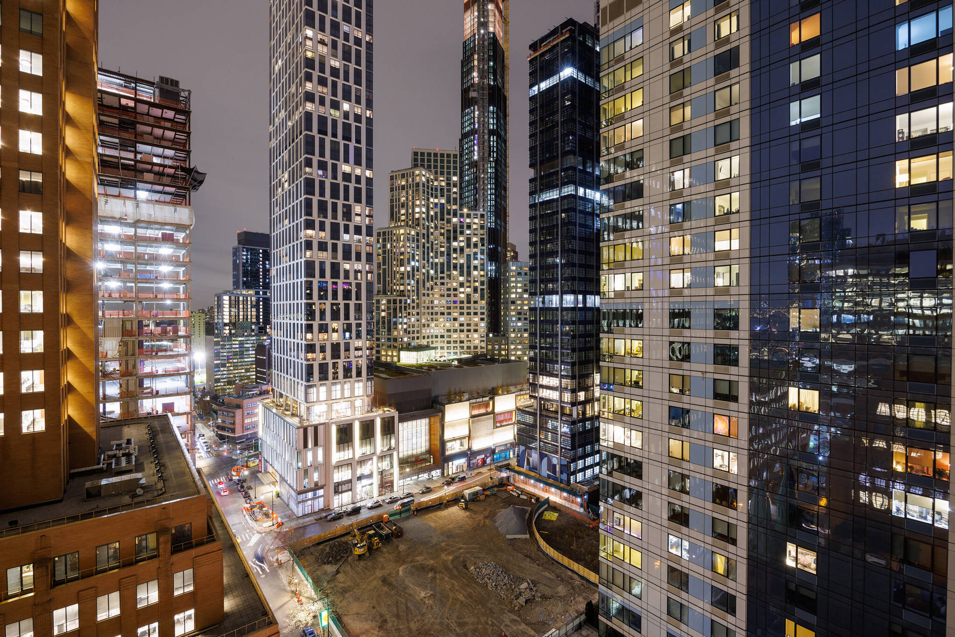 夜間城市景觀，有明亮的摩天大樓和建築區域。