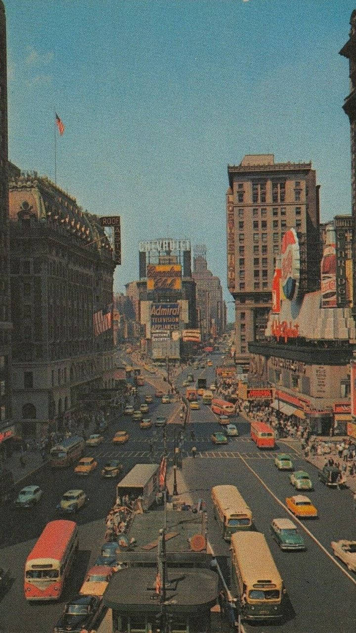 1950年代紐約市繁忙街道，有復古汽車和色彩繽紛的廣告牌。