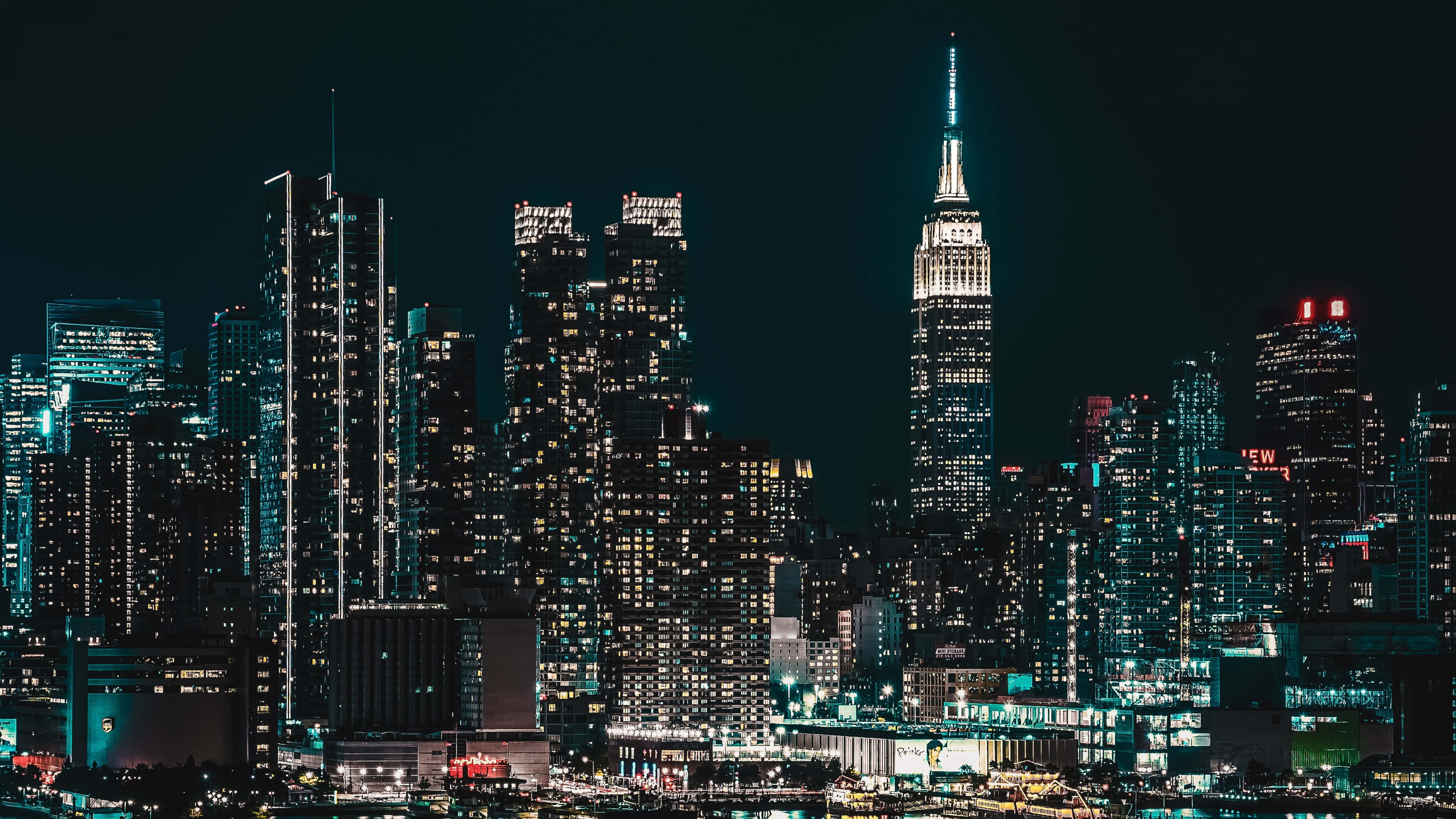 紐約摩天大廈夜景 壁紙 — 紐約令人眼花繚亂的夜景，帝國大廈在黑暗的天空中閃耀。
