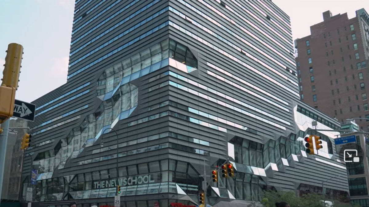 紐約新學校建築風景 壁紙 — 現代玻璃與鋼結構建築，擁有棱角分明的外牆和反光窗戶，聳立在繁忙的城市街道上。