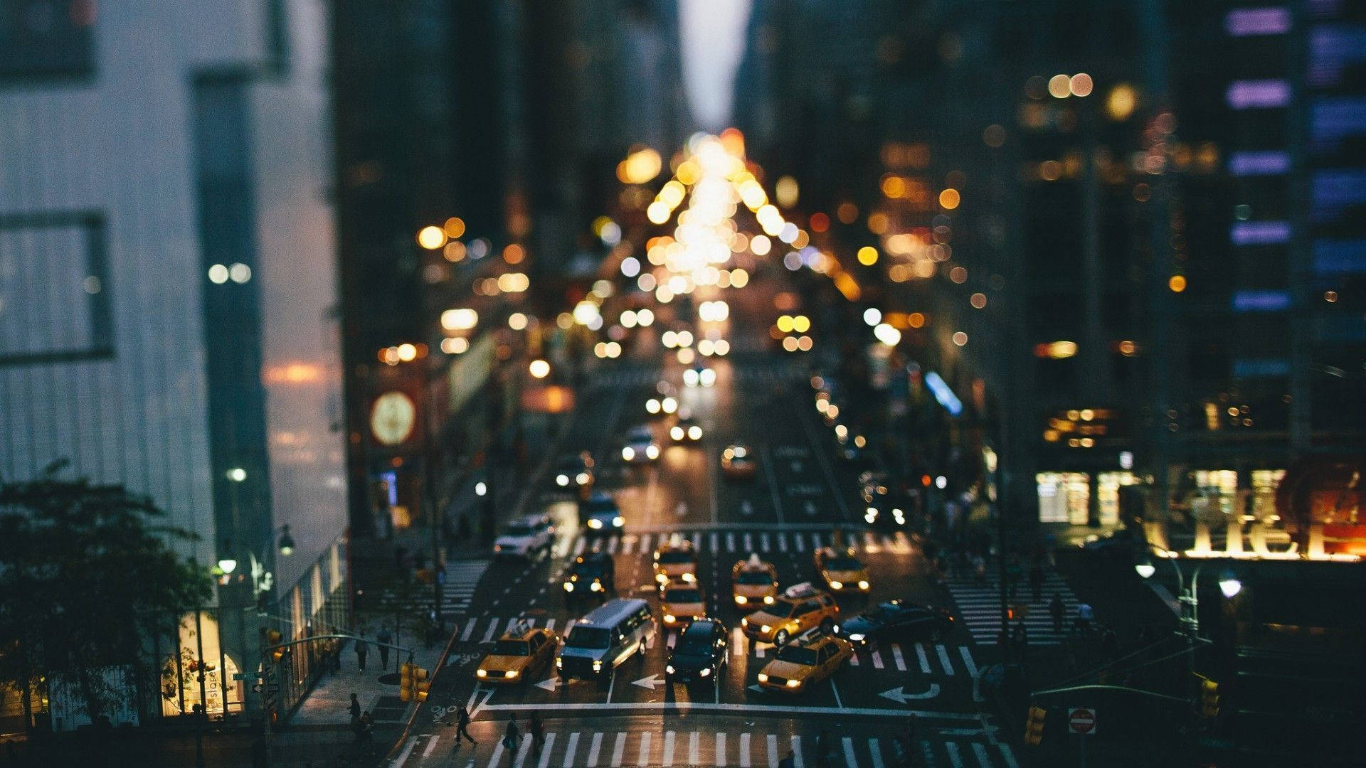 夜晚的城市街道，汽車和建築物的模糊燈光。