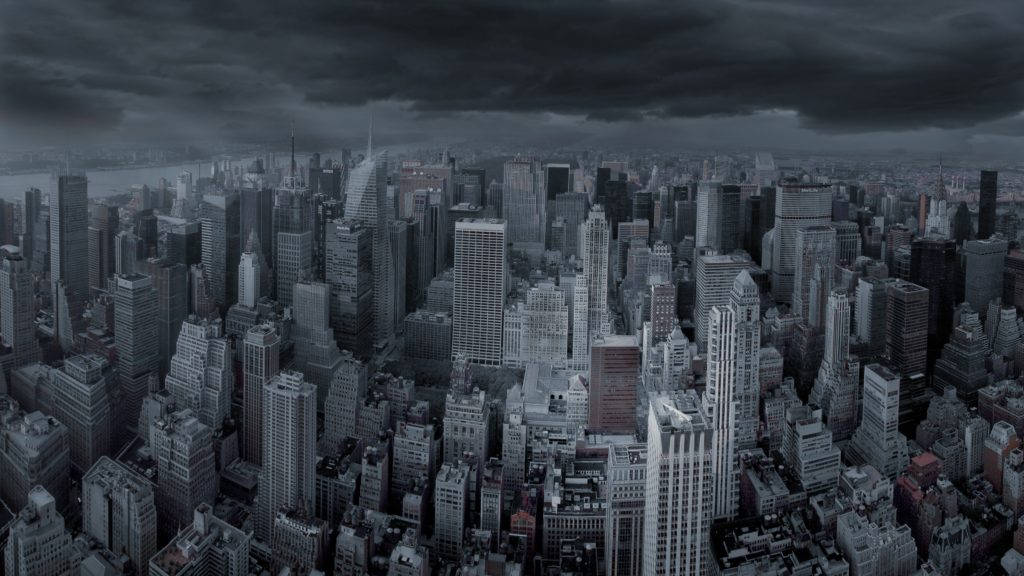 在黑暗暴風雨的天空下，高樓林立，看不見任何人的城市景觀。 — 4K桌面壁紙 壁紙