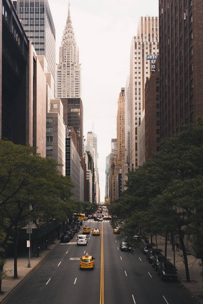 城市街景，包括黃色的士和高樓大廈，包括克萊斯勒大廈。