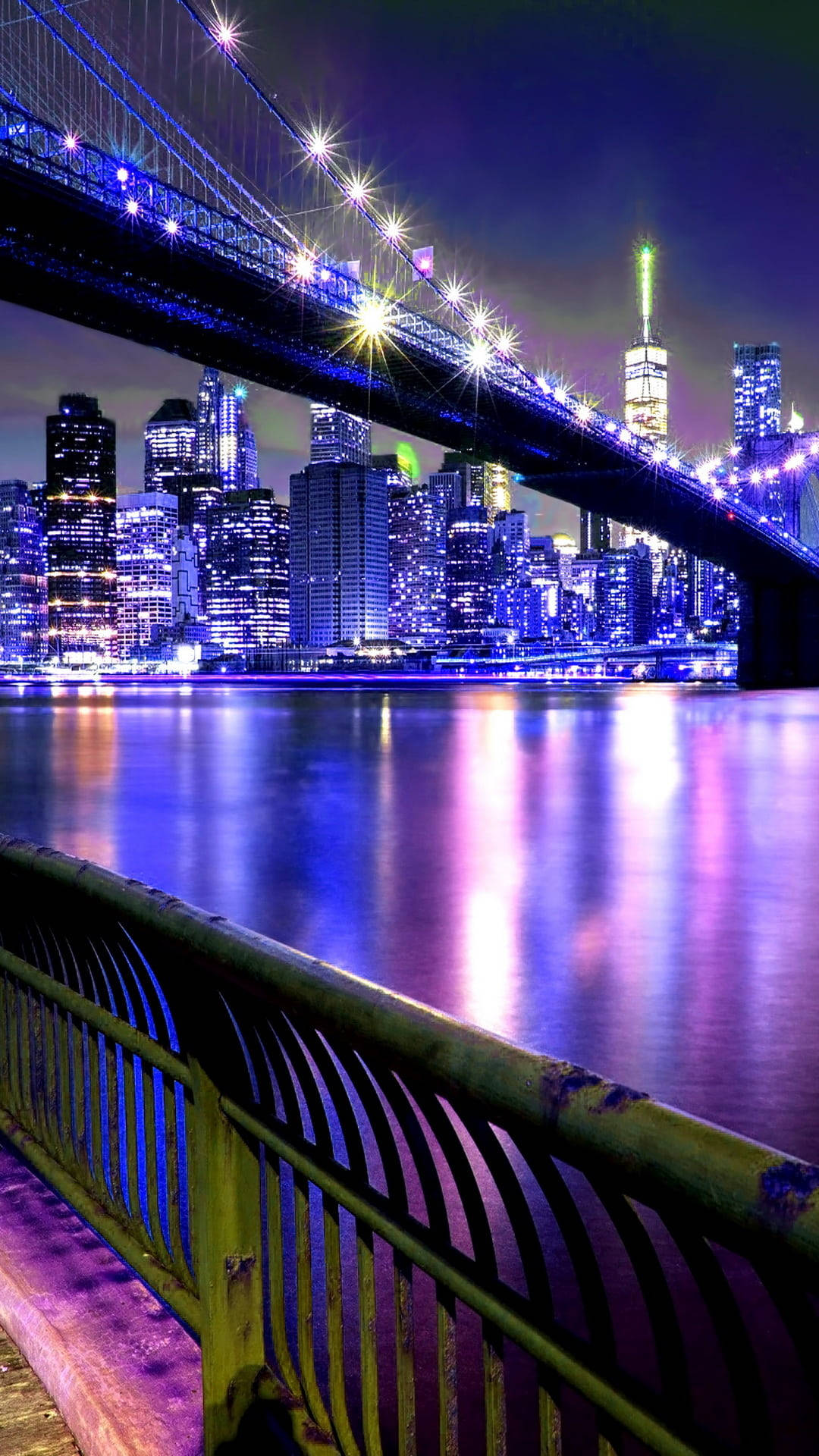 燈火通明的橋樑和城市天際線倒映在水中的充滿活力的夜景。
