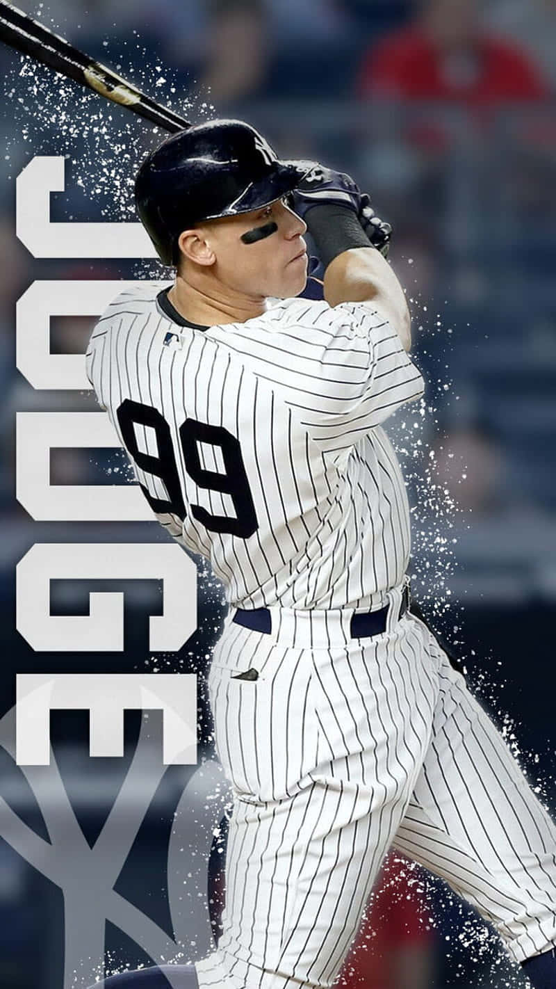 棒球手 Aaron Judge 在比賽中身穿細條紋制服揮棒。