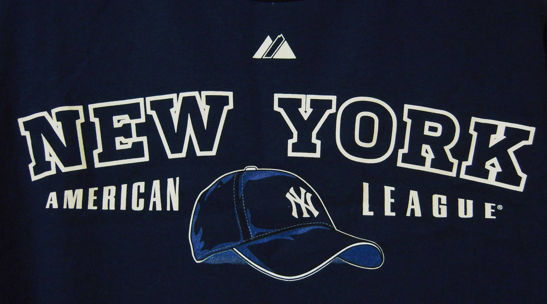 深藍色T恤，帶有白色New York American League文字和洋基隊帽圖案。