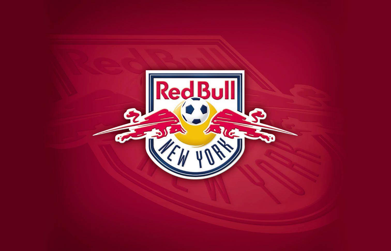 紐約紅牛隊標誌紅色背景 壁紙 — Red Bull New York 足球隊標誌居中於深紅色漸變背景上，帶有微妙的褪色文字。