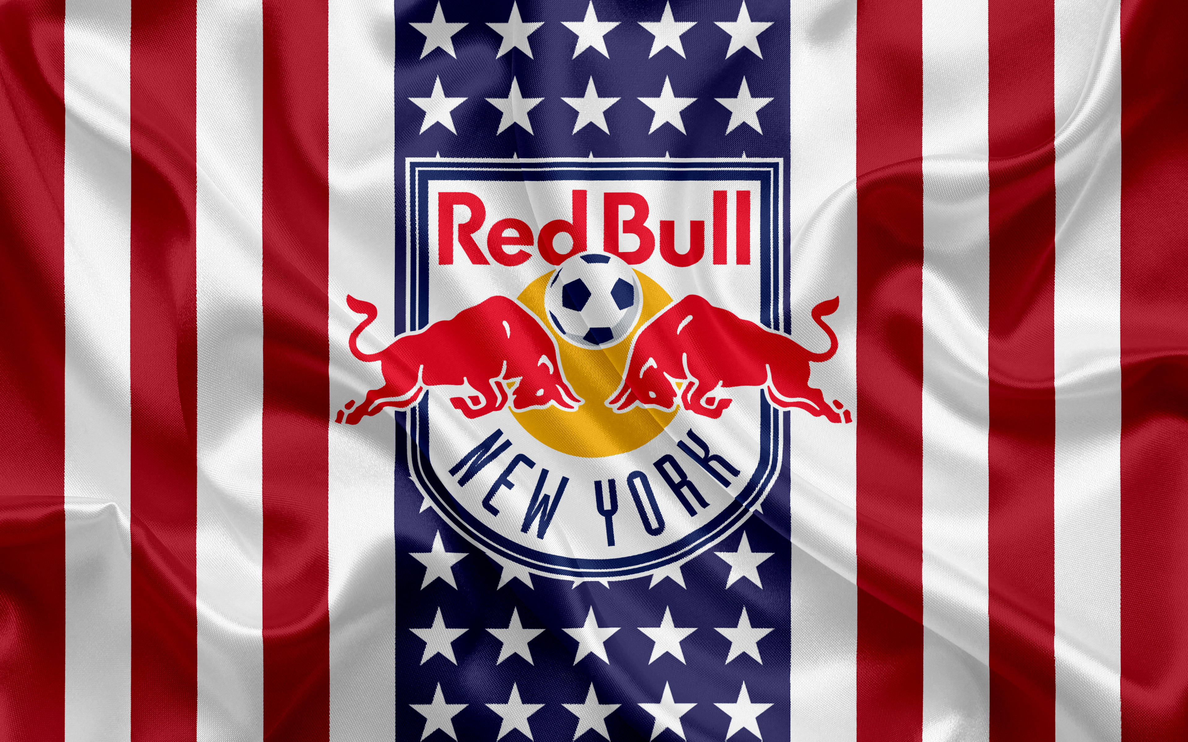 紐約紅牛隊美國國旗變體 壁紙 — Red Bull New York 足球隊標誌居中於飄揚的美國國旗上，帶有星星和條紋。