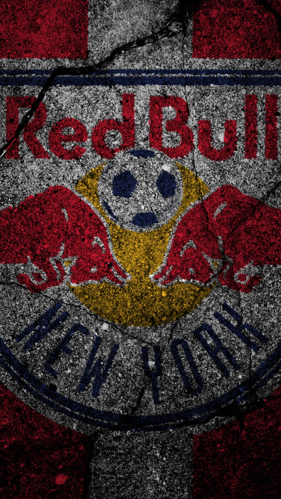 紐約紅牛隊髒污質感 壁紙 — Red Bull New York 足球標誌繪在裂開的混凝土上，帶有粗糙質感和鮮明的紅、黃、藍色。