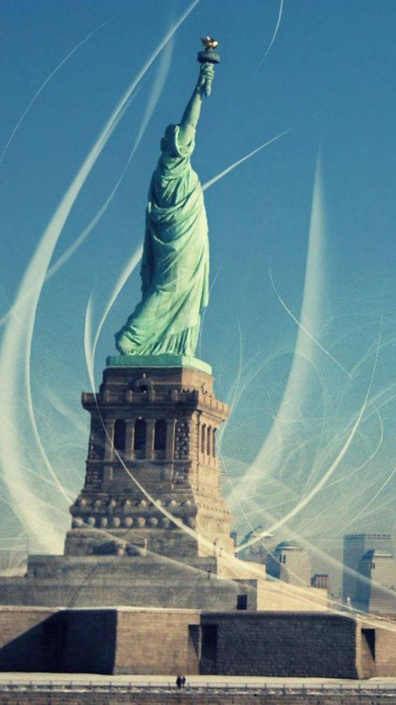 自由女神像在天空中帶有發光的能量軌跡