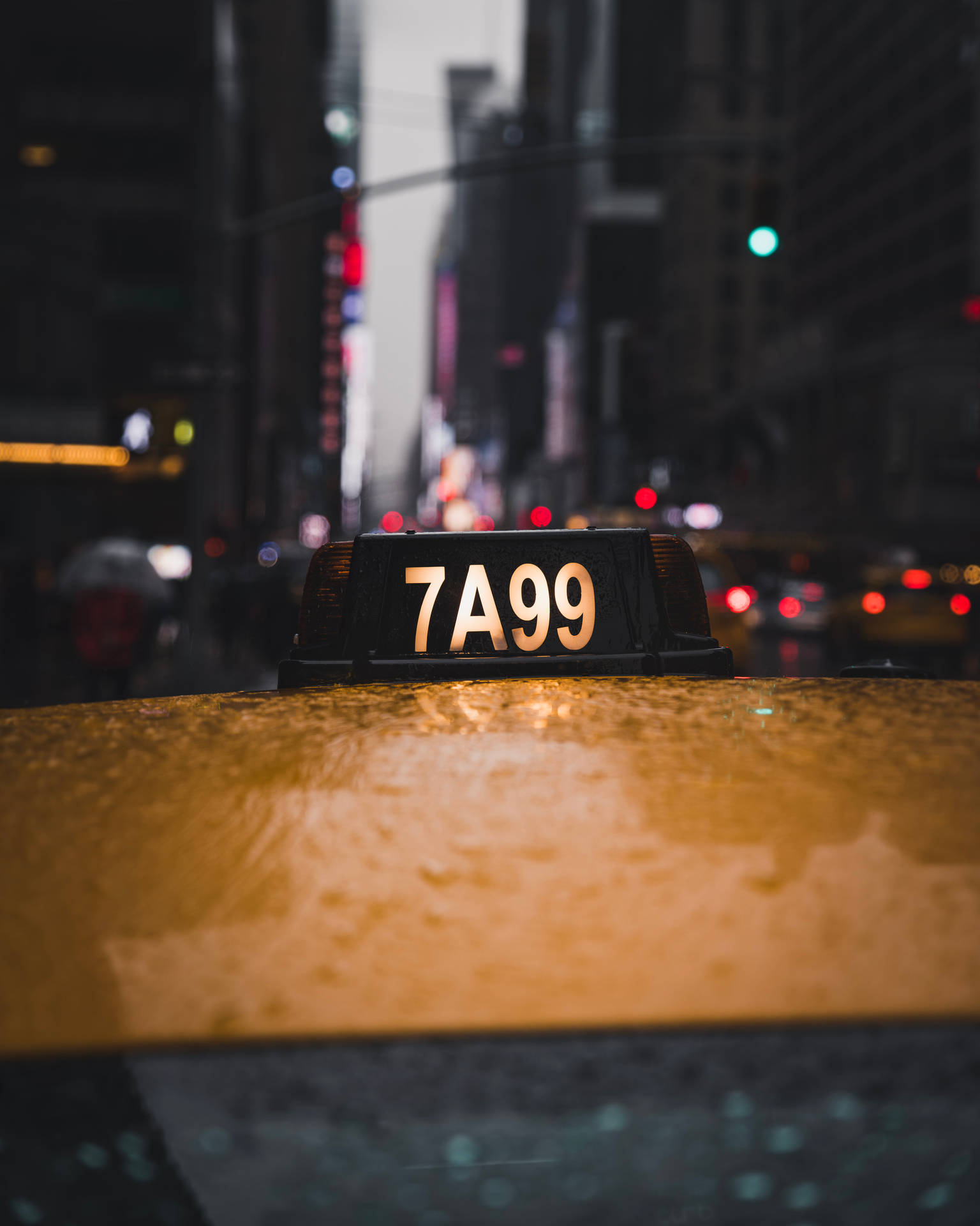 雨夜城市中，帶有發光標誌7A99的黃色出租車車頂。