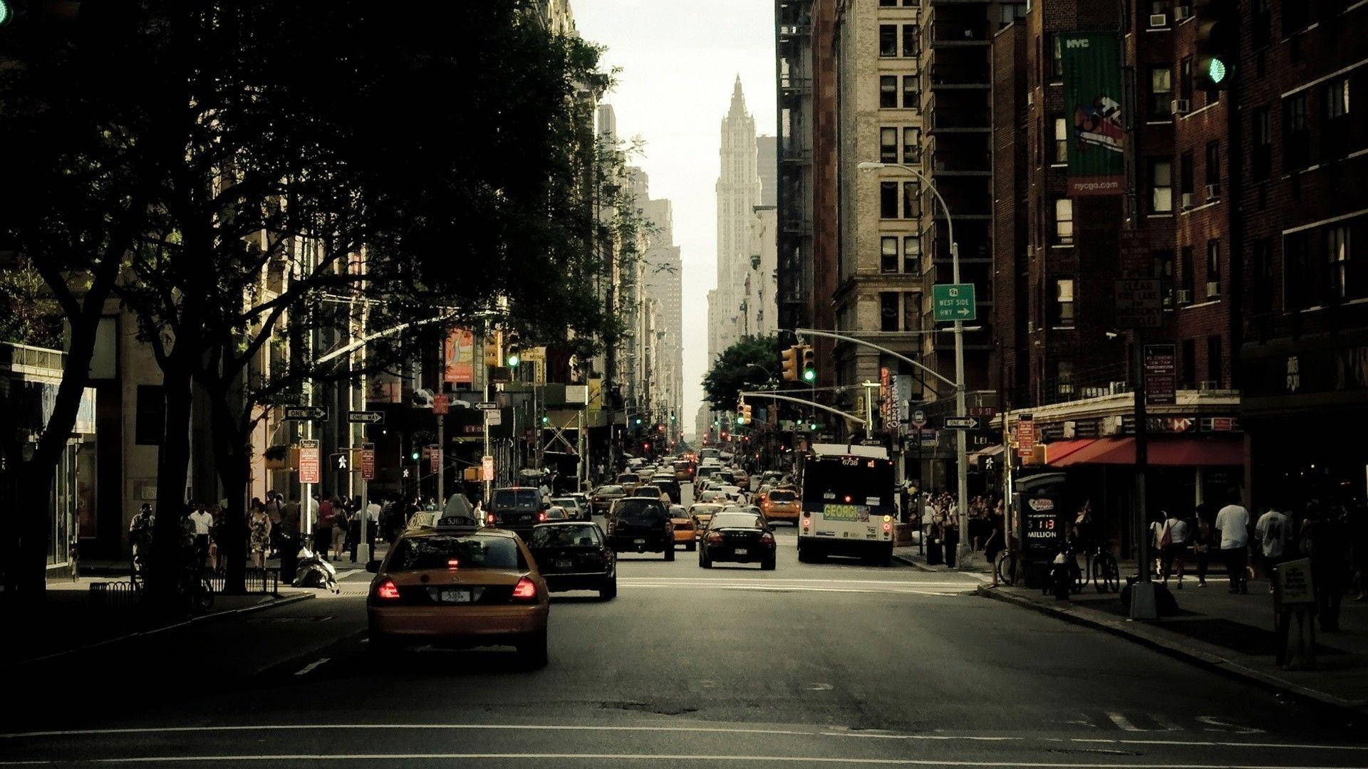 紐約市日落時分，繁忙的城市街道上擠滿了黃色的士和行人。