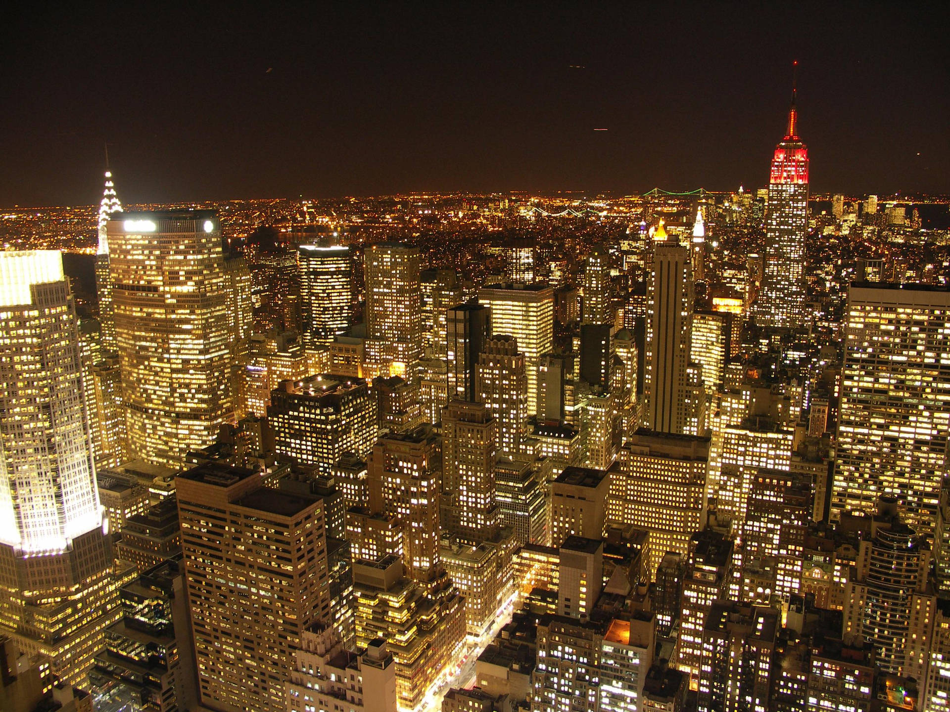 紐約市天際線夜景鳥瞰圖，燈火通明的摩天大樓。