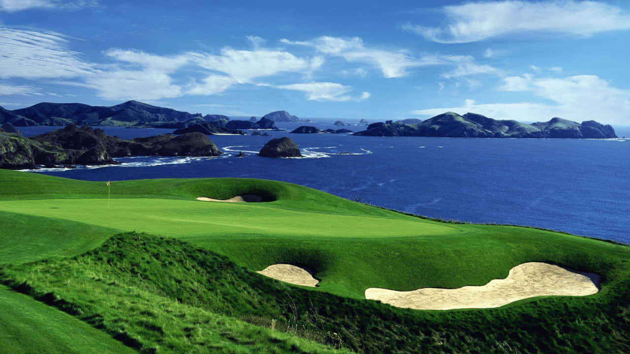 高爾夫球場俯瞰藍色海洋和岩石島嶼，在晴朗的天空下