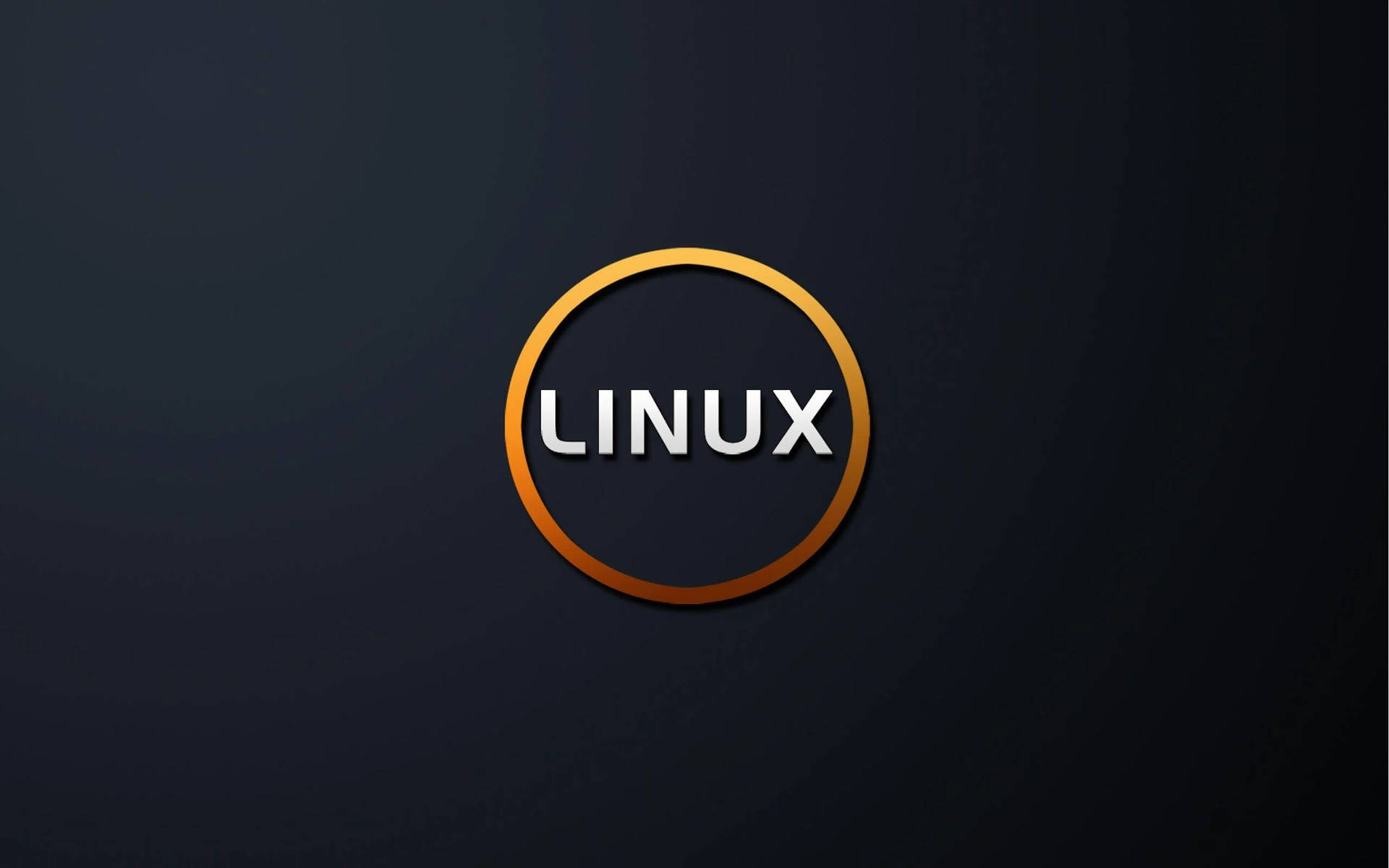 深色背景上帶金色環的 Linux 標誌