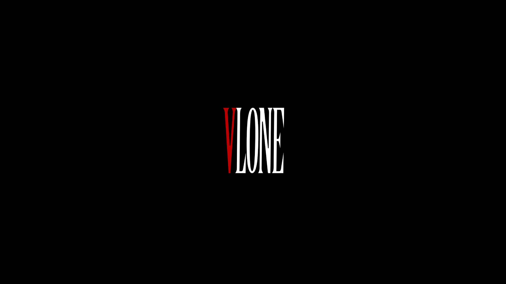 純文字 VLONE 黑底 壁紙 — 大膽的白色和紅色「VLONE」標誌居中於純黑色背景上，具有高對比度字體。