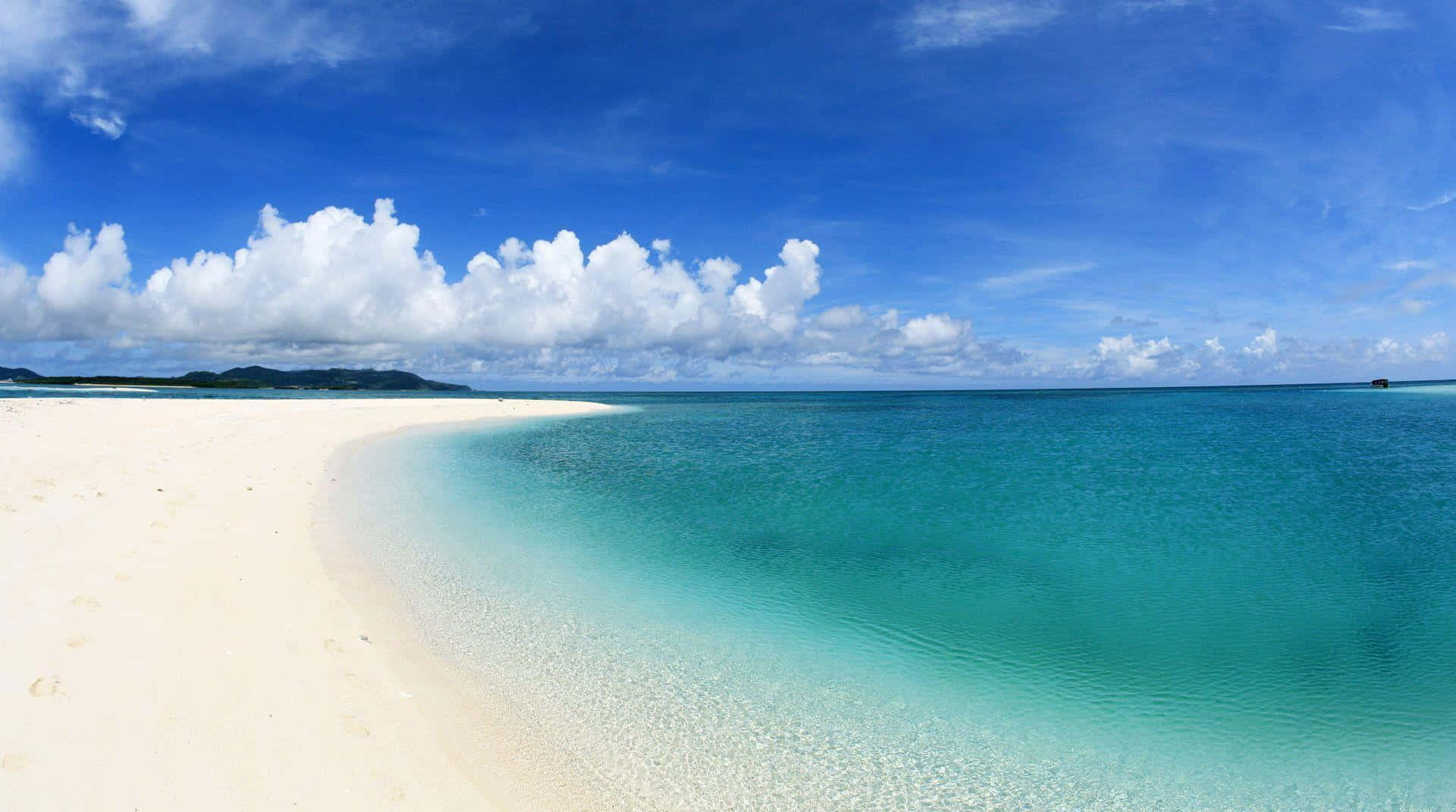 Beautiful Ocean 桌布 壁紙 — 純淨白色沙灘在藍天白雲下，溫柔地彎入碧綠海水。