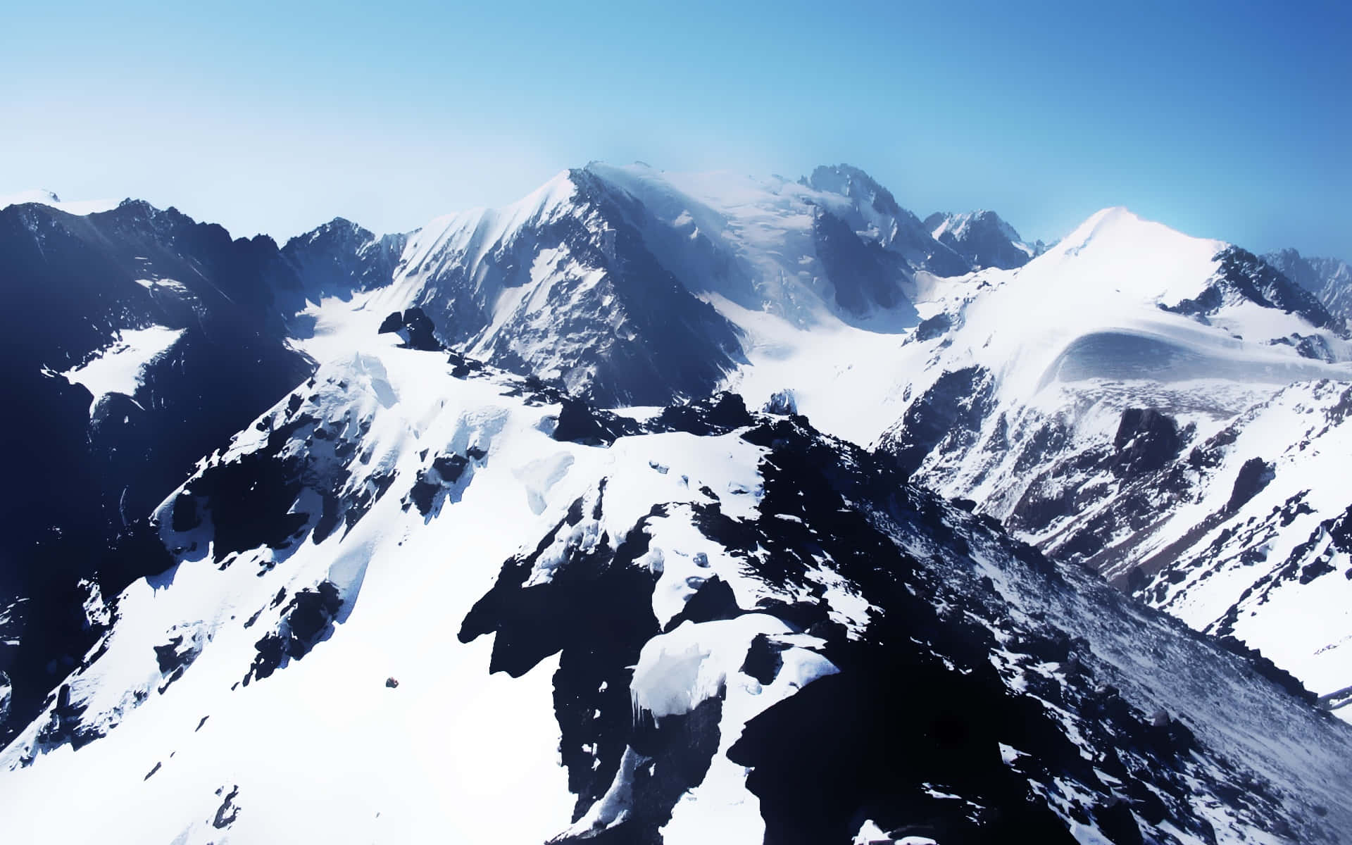 積雪的山脈，山峰尖銳，天空清澈湛藍。