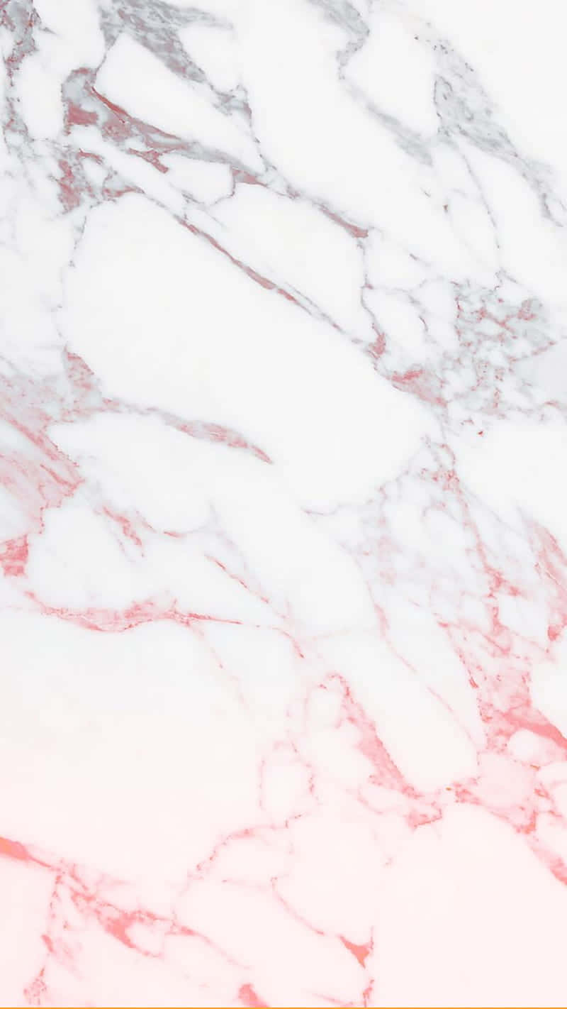 「純白之美」 壁紙 — 白色大理石的特寫，帶有柔和粉紅色和灰色紋理，以有機圖案流動。