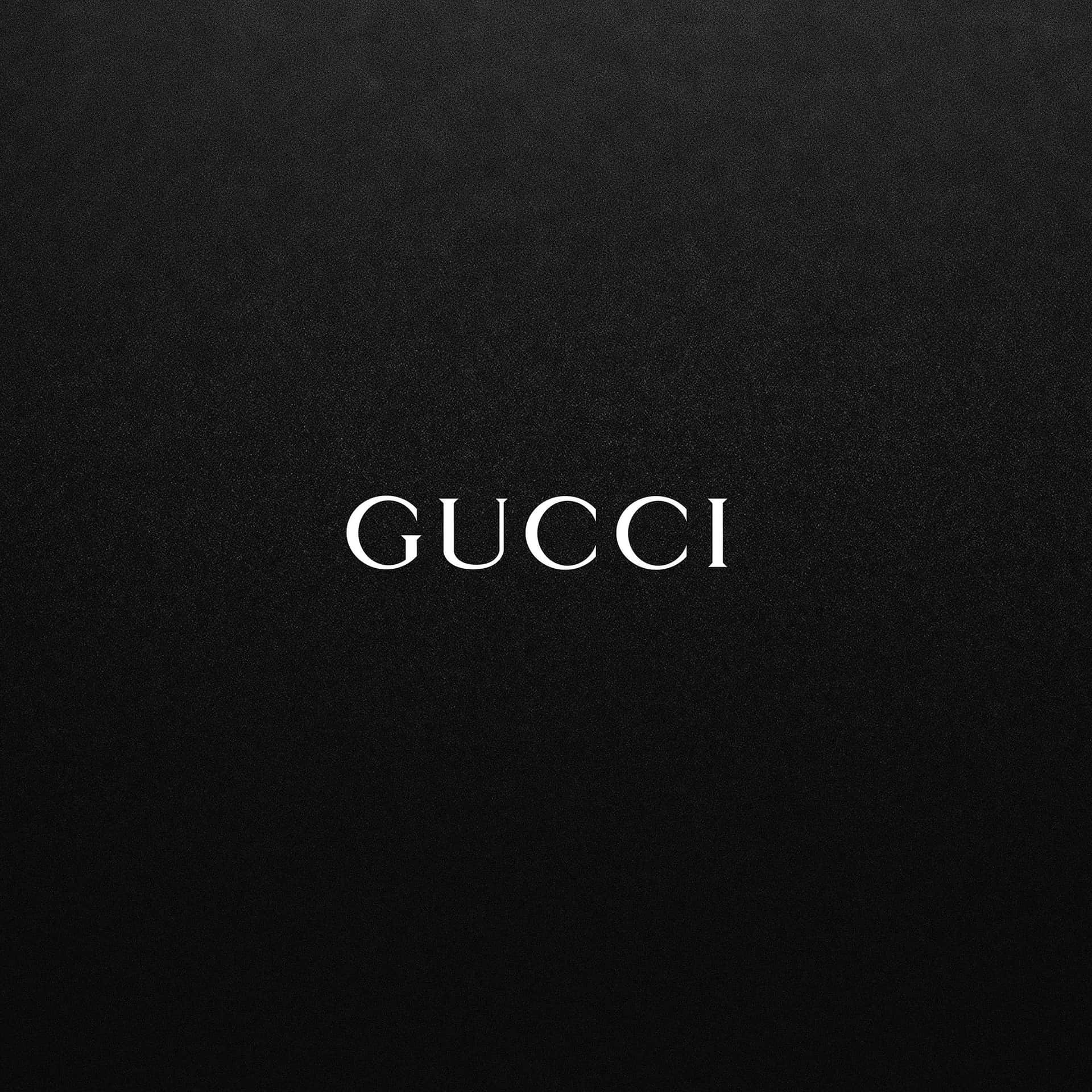 黑色紋理布料上的白色 Gucci 標誌。