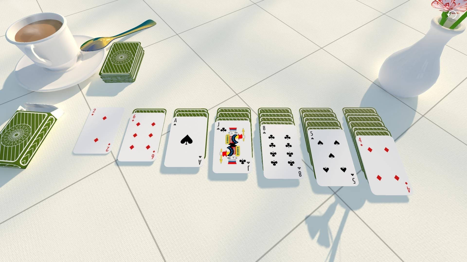 純白紙牌遊戲 壁紙 — 寧靜的桌面場景，撲克牌排列成行，旁邊放著一杯咖啡和一個花瓶。