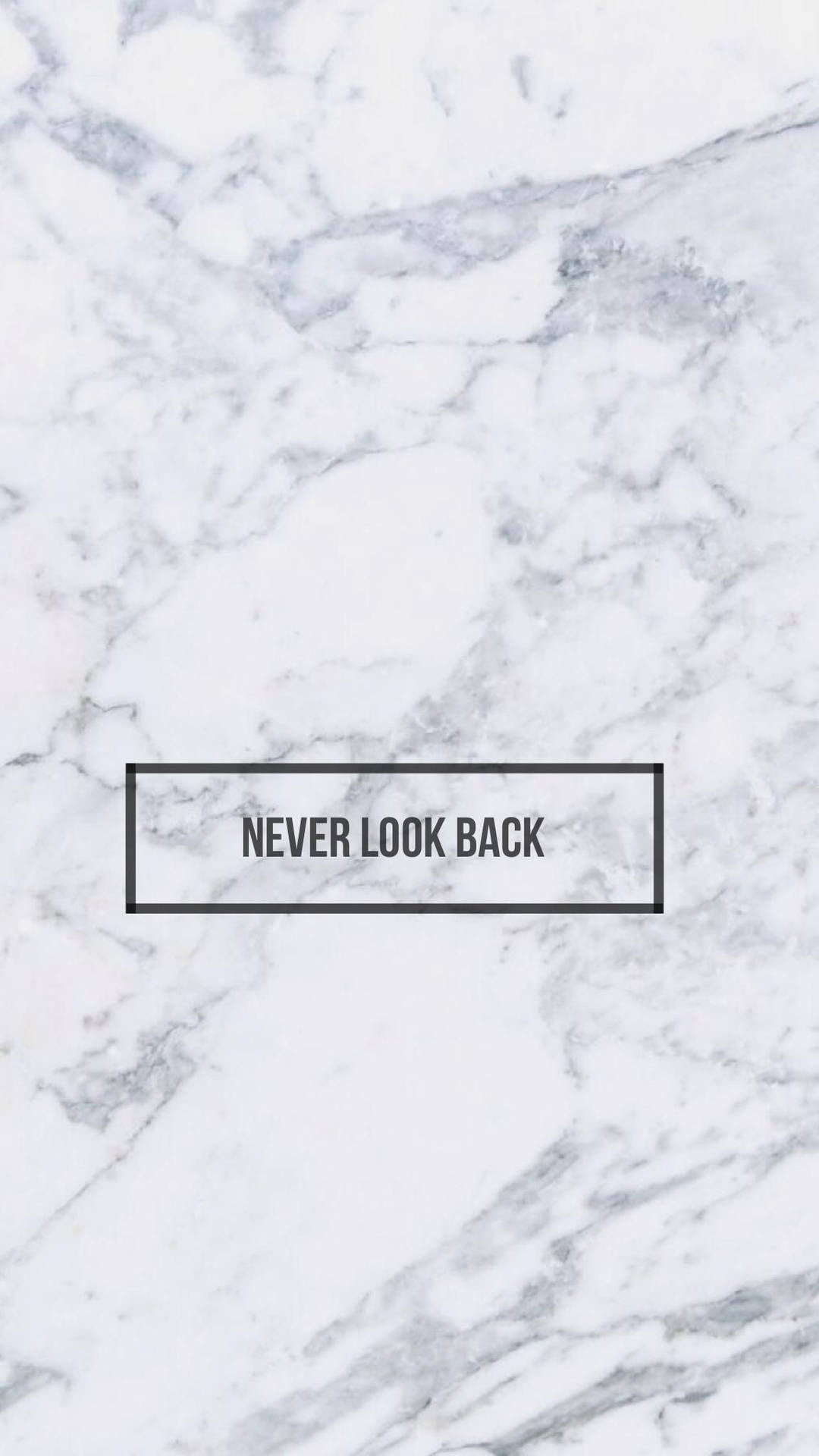 大理石背景，黑色框內有勵志文字 never look back。