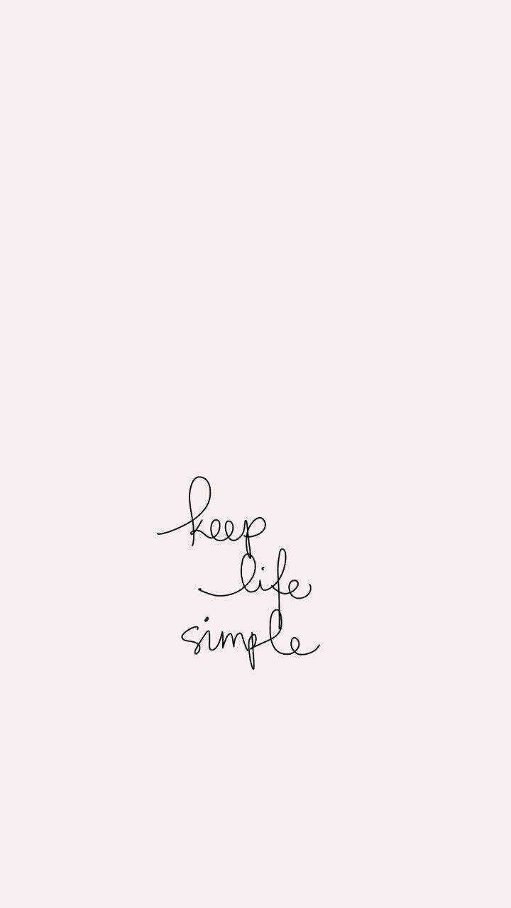 手寫短語 keep life simple 在柔和胭脂色背景上。