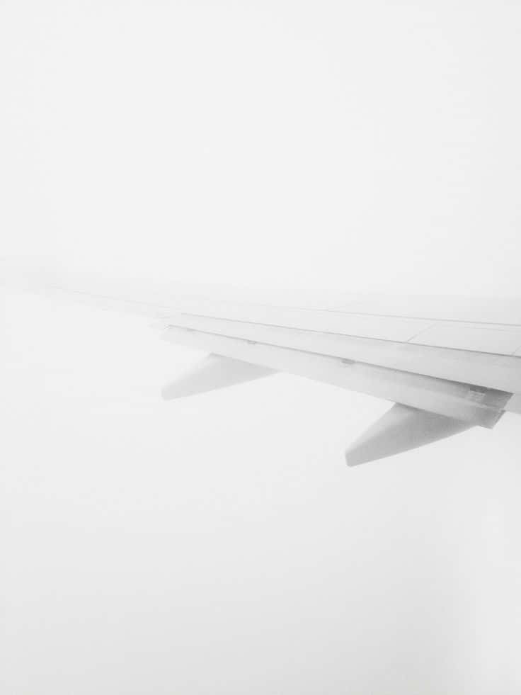 飛機機翼飛過厚厚的白雲。