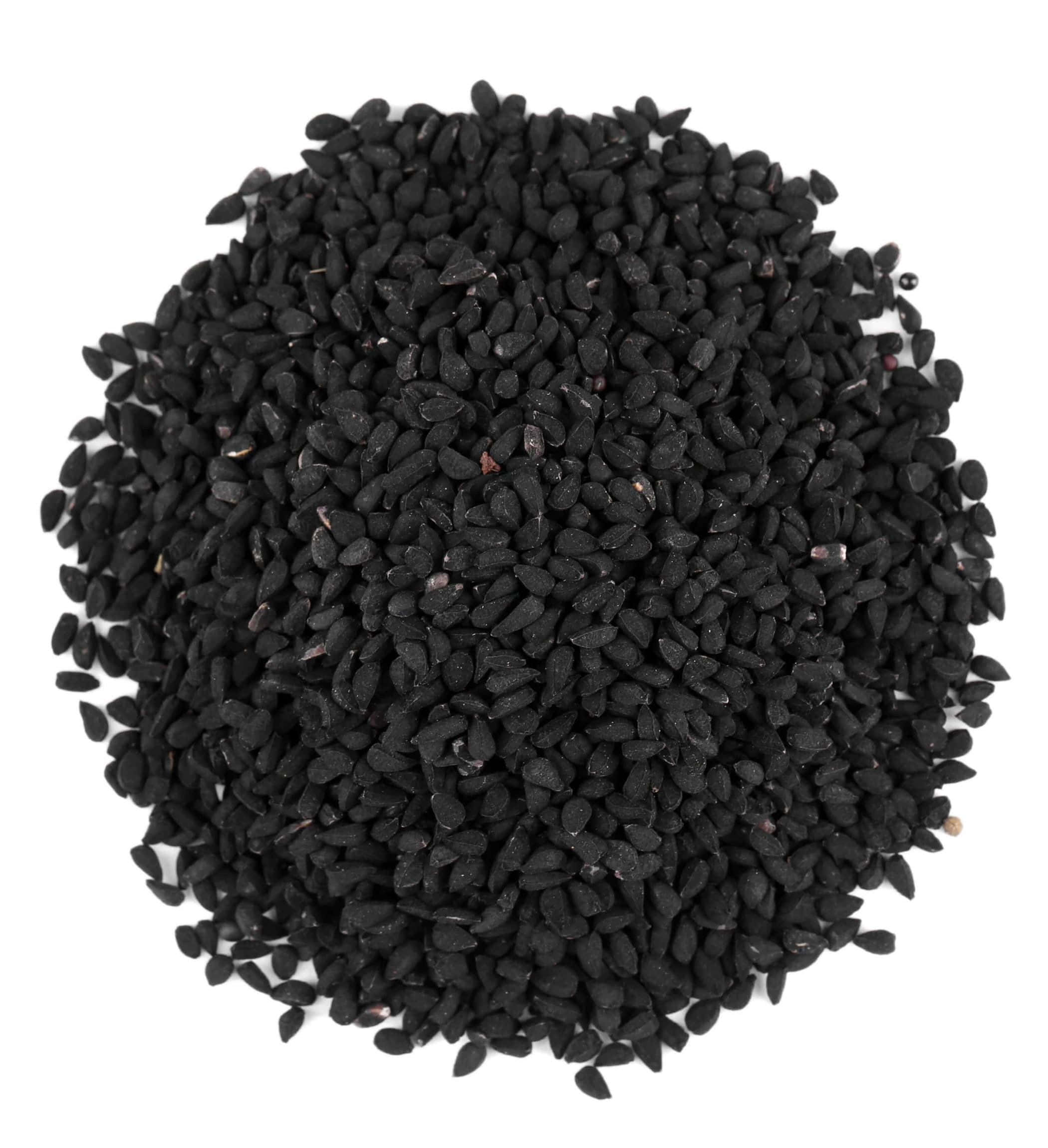 Black Cumin 桌布 壁紙 — 純白背景上，一堆光澤黑芝麻的俯視圖。