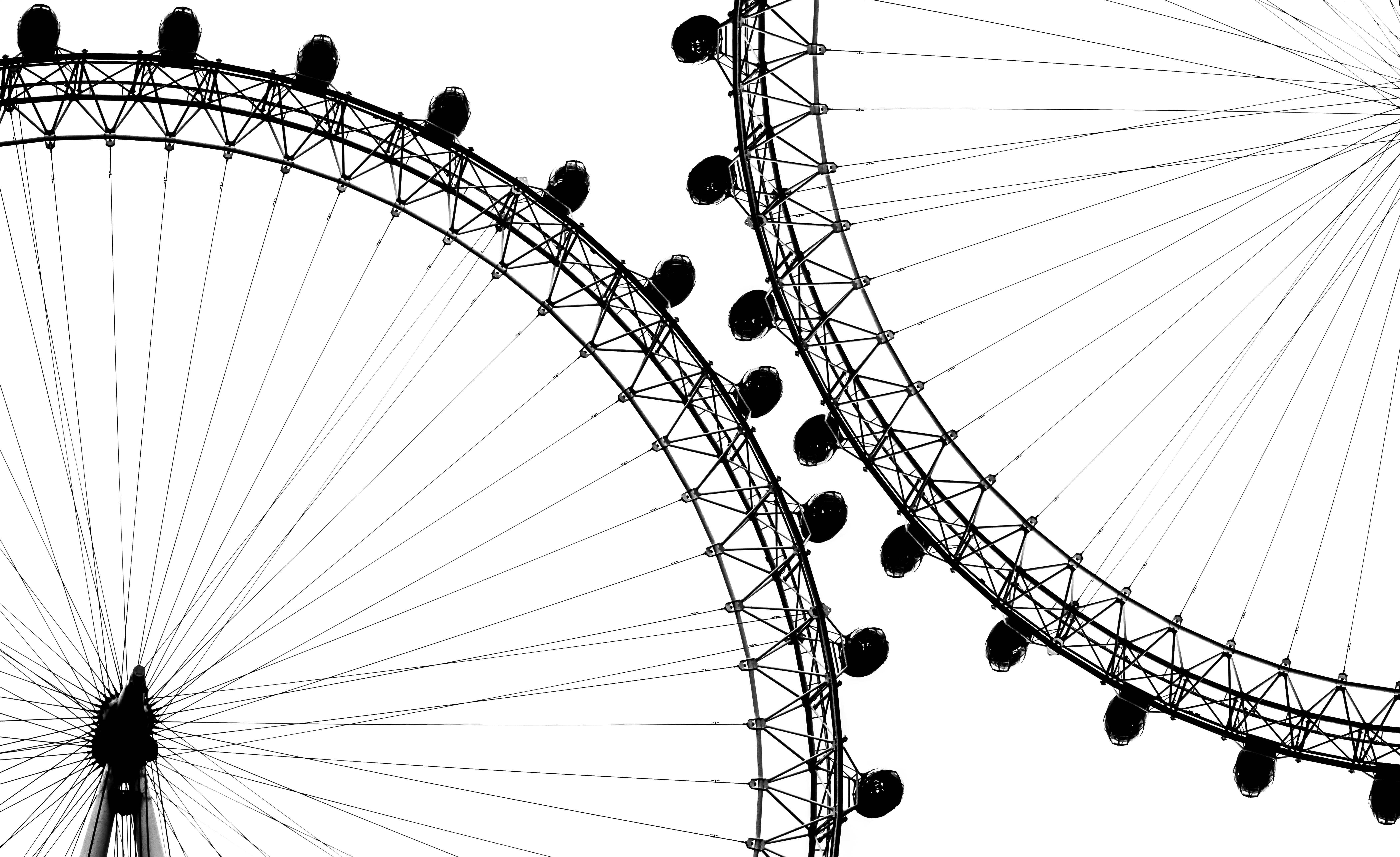 Wheel 桌布 壁紙 — 純白背景上兩個相交摩天輪弧線的大膽黑色剪影。