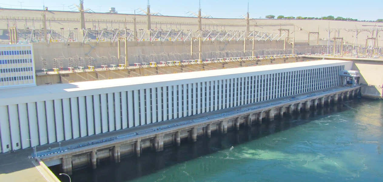 大型水力發電大壩在日落時將水排放到河中。