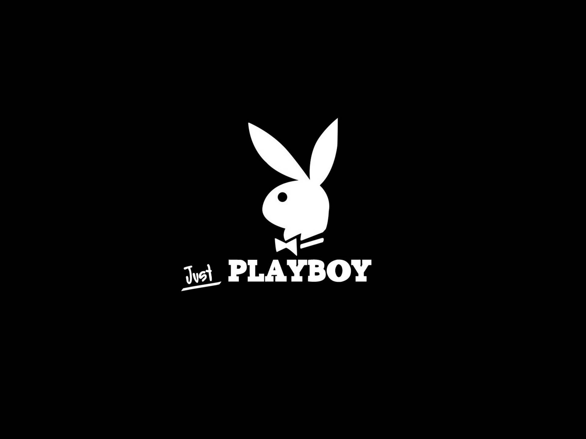 Playboy兔子標誌，蝴蝶結和文字在黑色背景上