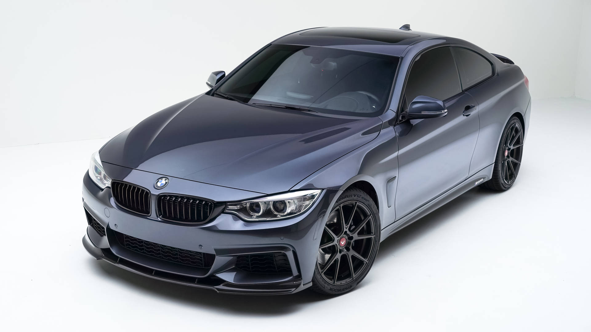 啞光灰色BMW雙門轎跑車，黑色輪圈，在白色工作室環境中。