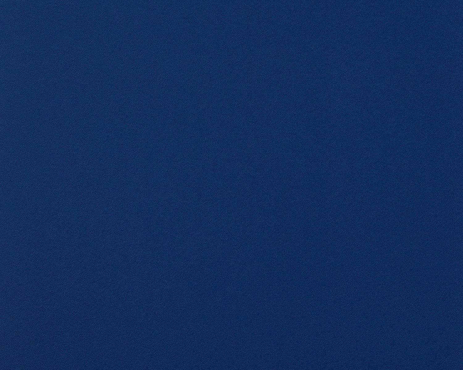 Sapphire Blue 桌布 壁紙 — 純色深藍色紋理表面，帶有細微顆粒圖案和均勻色彩。