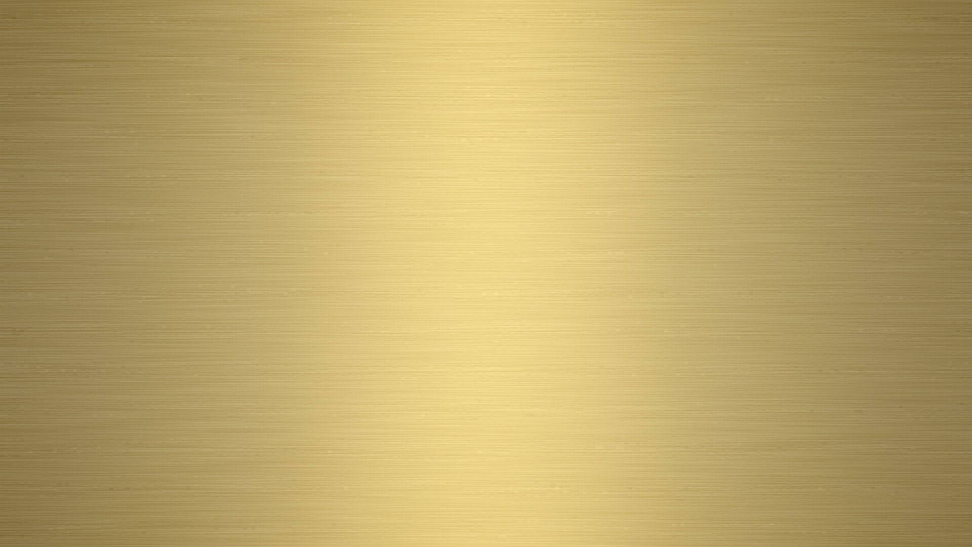 純色霧面金箔 壁紙 — 光滑的拉絲金金屬表面，帶有微妙的水平線條和柔和漸變照明。