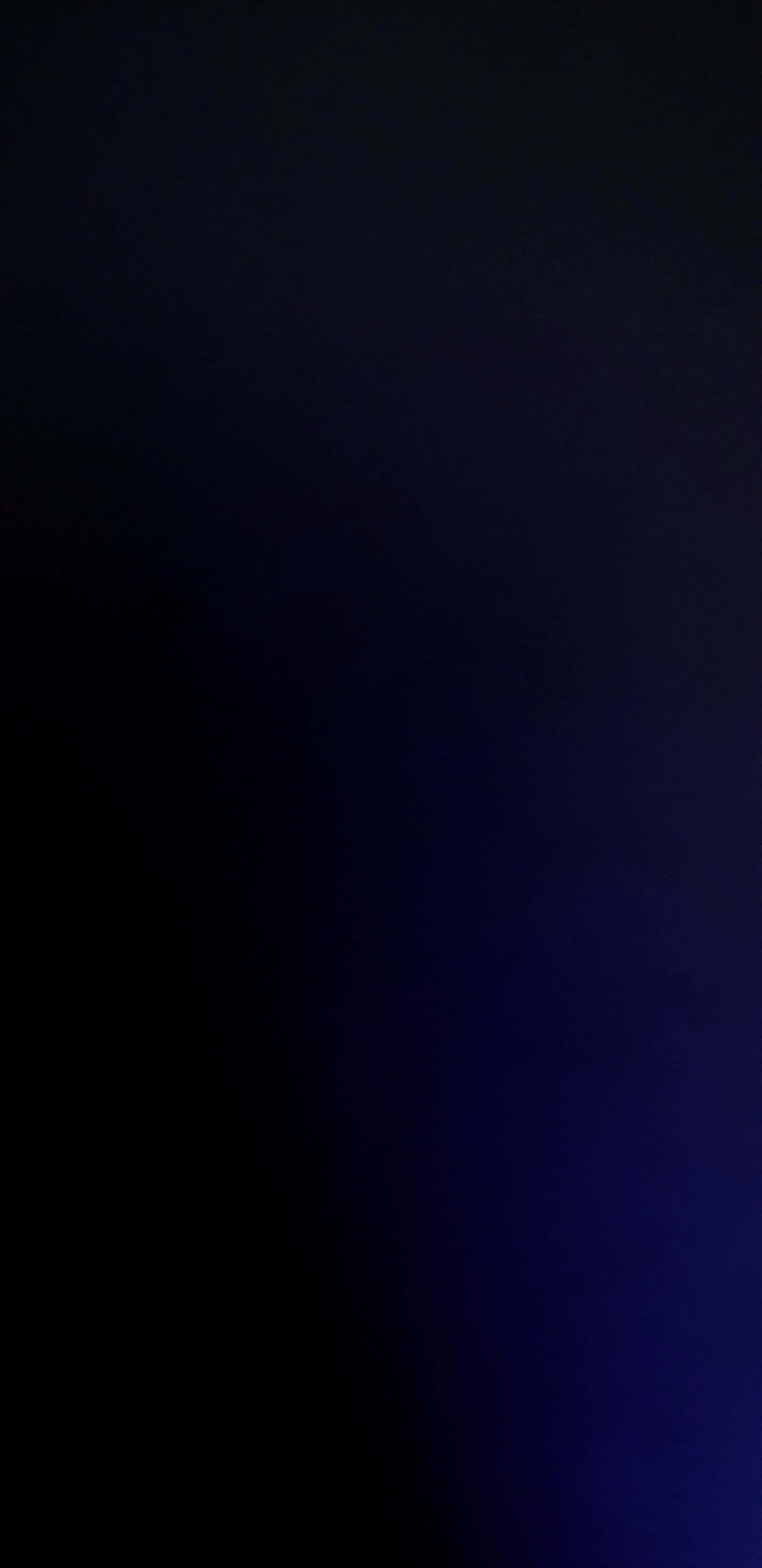 純藍色 iPhone 壁紙 — 由深黑色漸變到底部豐富的靛藍色。