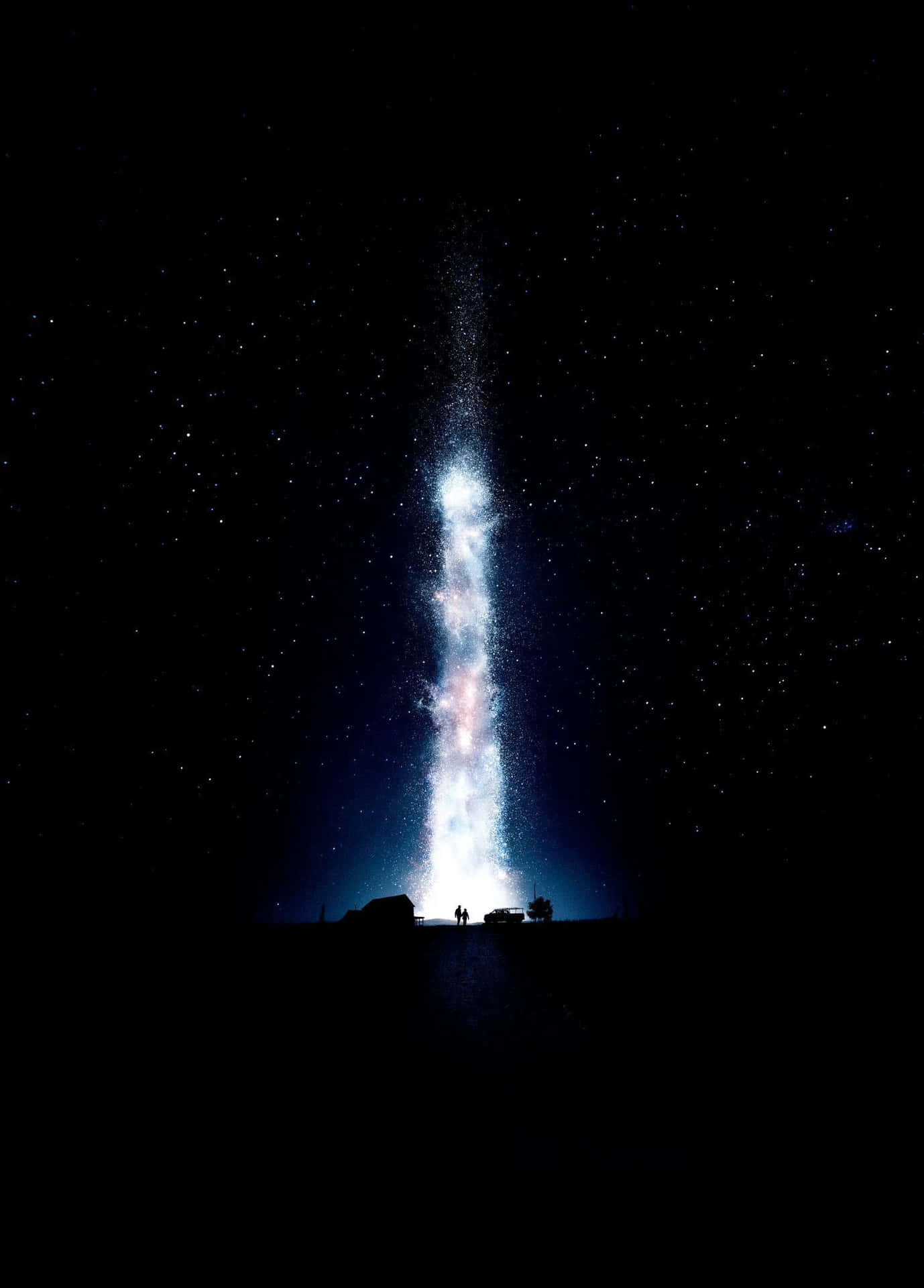 兩個人仰望夜空中發光的垂直星流。