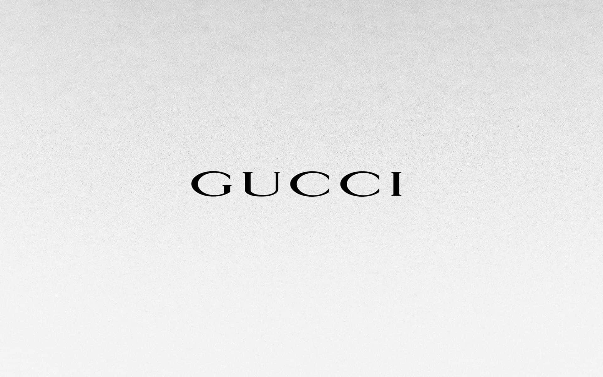 Gucci 標誌以黑色襯線字體置於帶紋理的淺灰色背景上