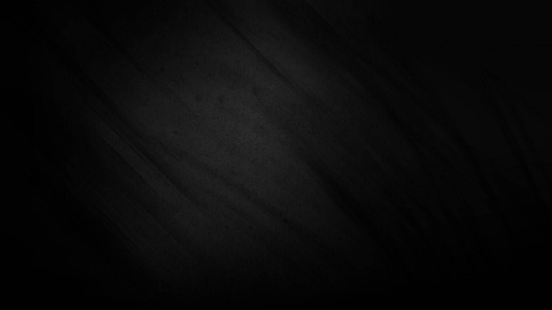 純黑底配淡灰抽象紋理 壁紙 — 極簡黑色紋理背景，帶有微妙的對角線筆觸和柔和漸變照明。