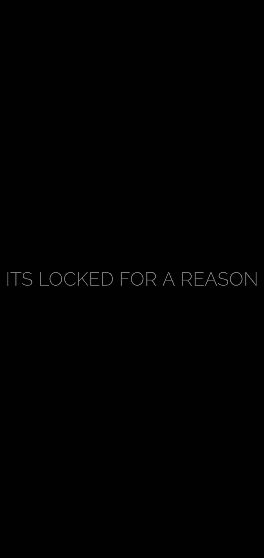 文字在黑色背景上顯示「its locked for a reason」。