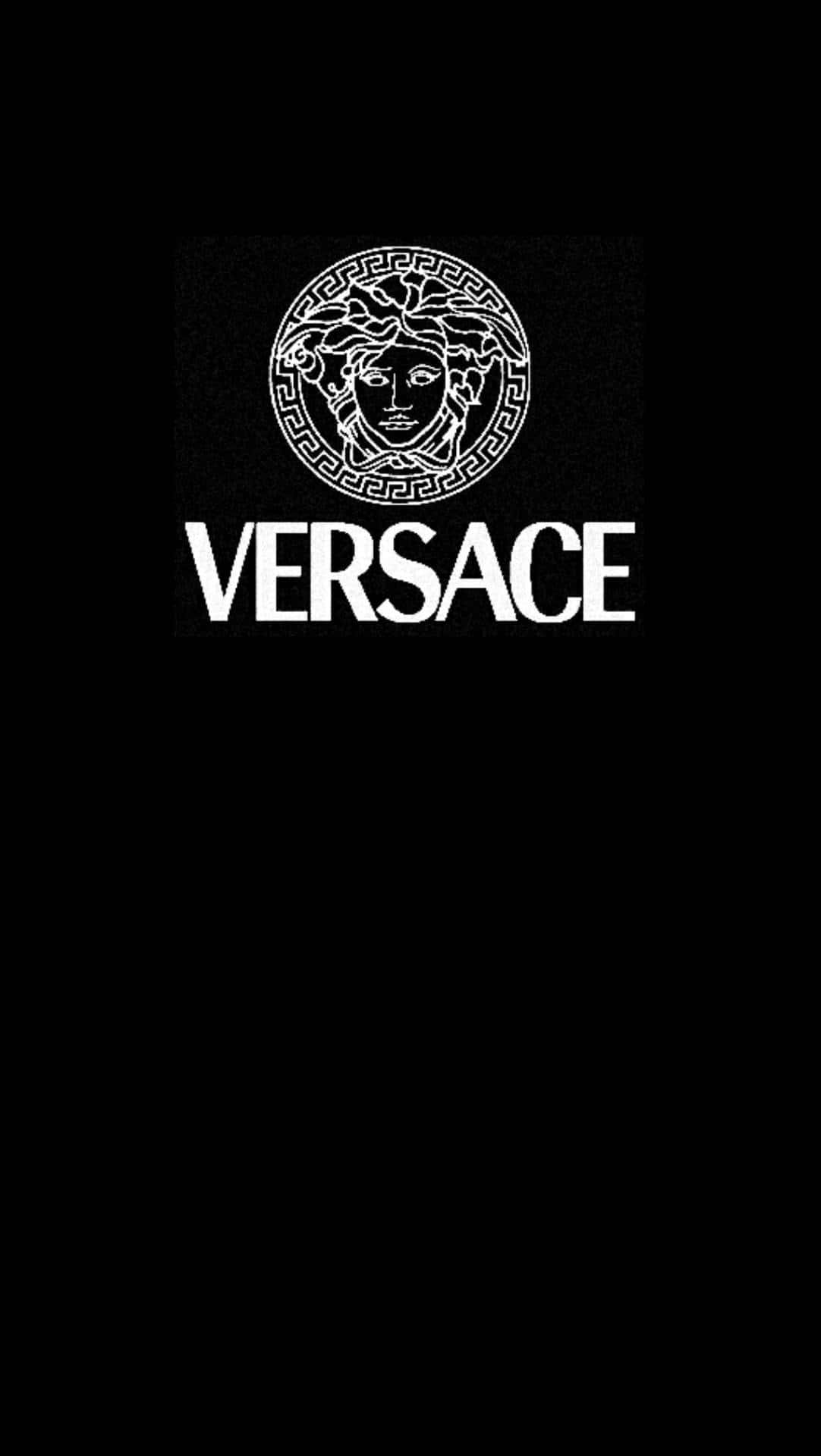 范思哲 桌布 壁紙 — 純黑背景上展示標誌性白色 Versace 標誌，包含美杜莎頭像及品牌名稱，採用粗體無襯線字體。