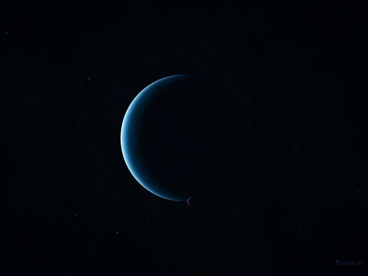 一顆發光的藍色新月形行星，帶有一顆小衛星，在繁星點點的虛空中。