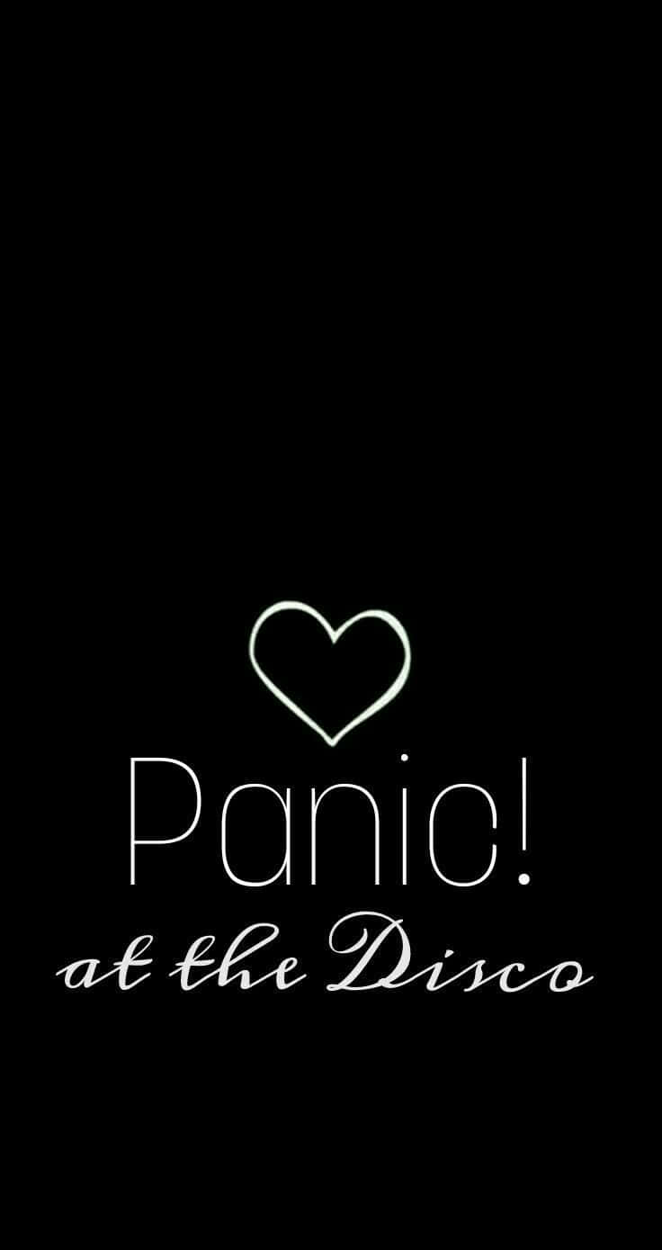 emo 桌布 壁紙 — 純黑色背景上，Panic! at the Disco 的白色文字和心形標誌。