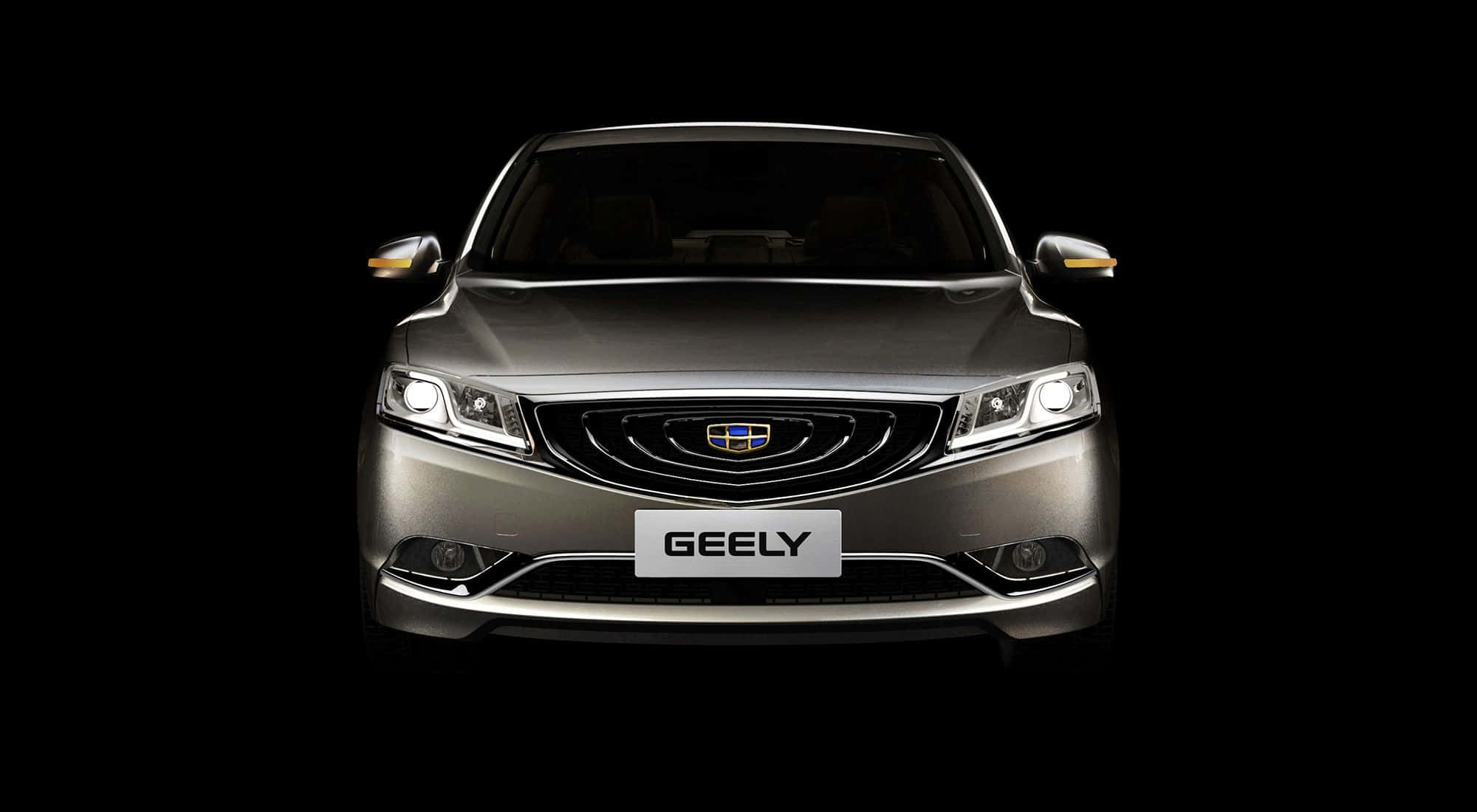 Geely 桌布 壁紙 — 純黑色背景上，一輛時尚的銀色吉利轎車前視圖，帶有發光的車頭燈。