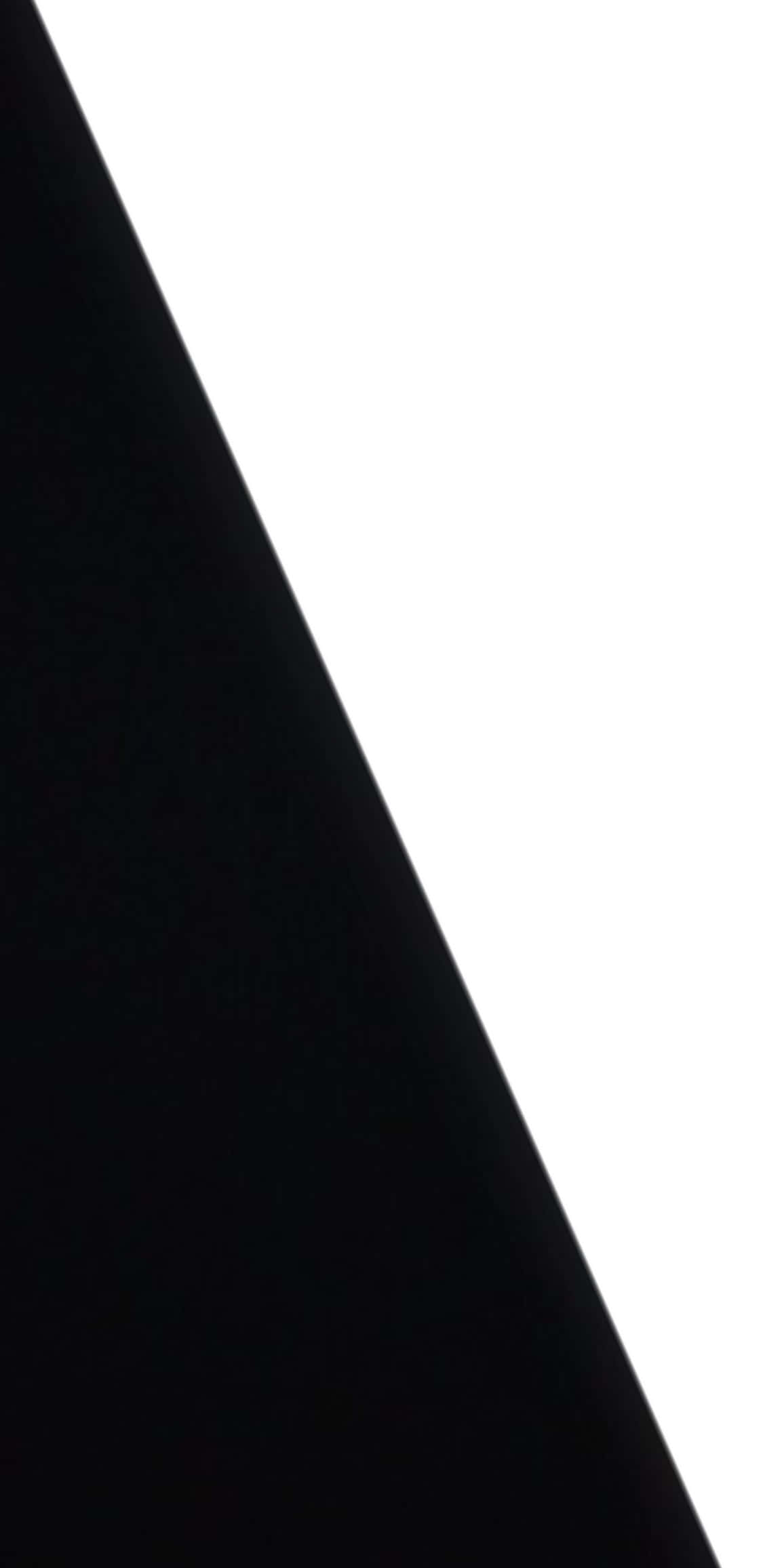 Half Black Half White 桌布 壁紙 — 純黑色與純白色之間鮮明的對角線分割，營造出極簡高對比度的抽象構圖。