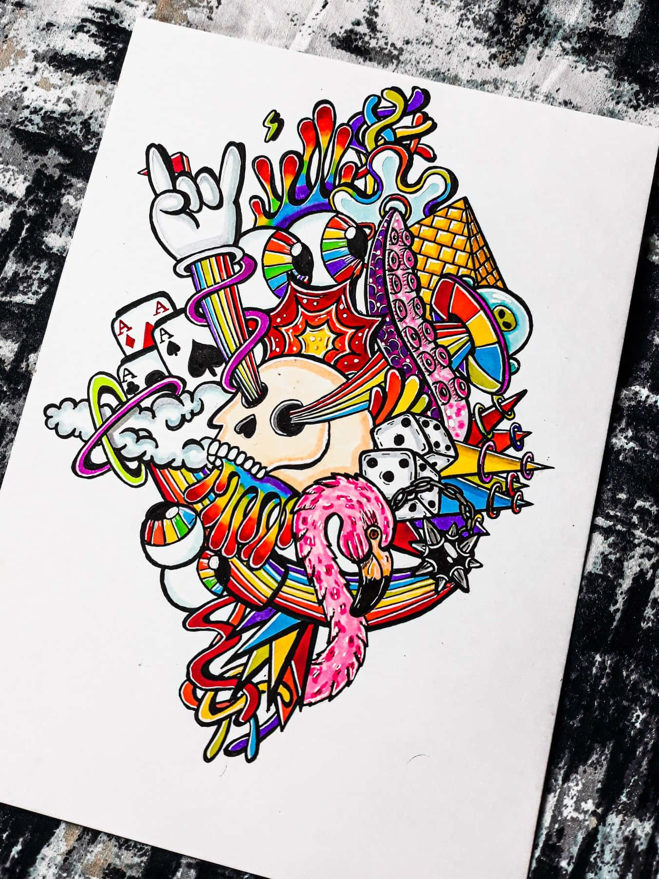 塗鴉 桌布 壁紙 — 紙上充滿活力且混亂的插圖，特色是一個骷髏頭在彈結他，周圍環繞著火烈鳥、彩虹、撲克牌和骰子。