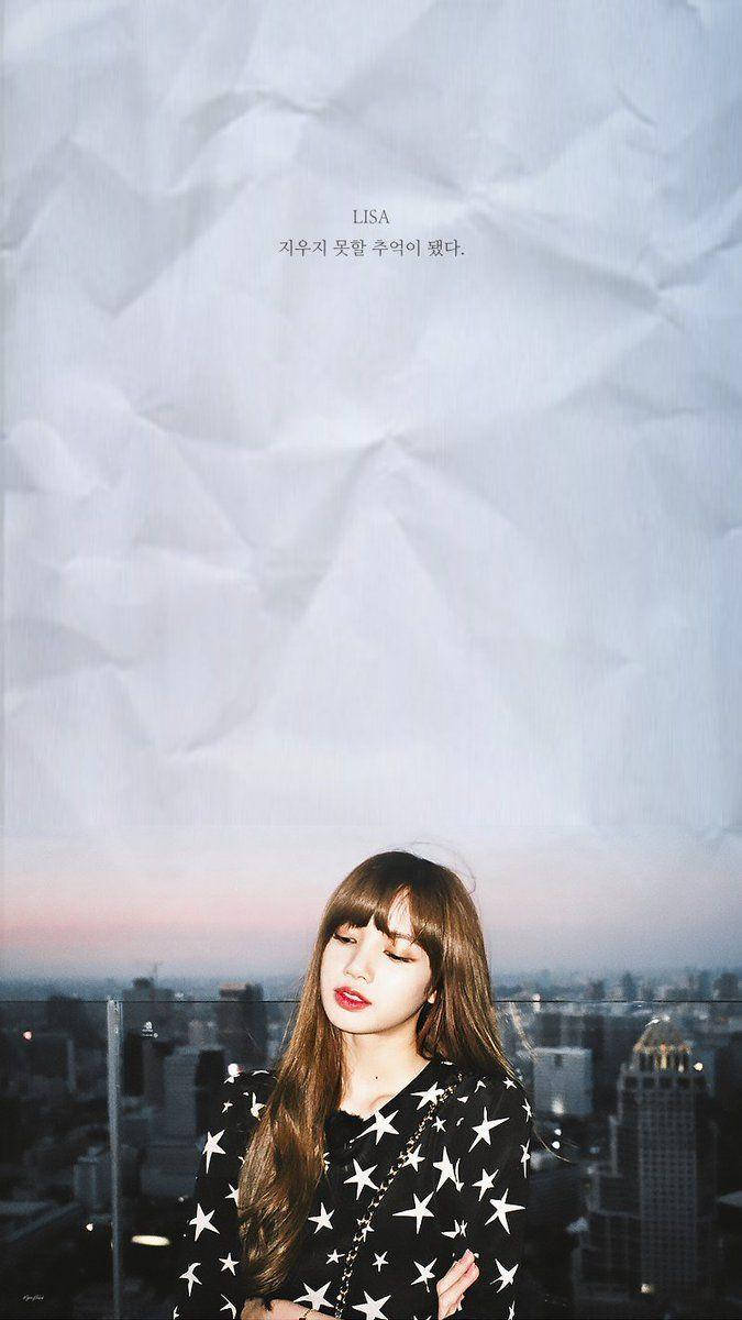 紙質紋理的BLACKPINK LISA 壁紙 — 一位身穿星星圖案上衣的女性站在屋頂上，俯瞰暮色中的城市景觀，並帶有皺紙紋理疊加效果。
