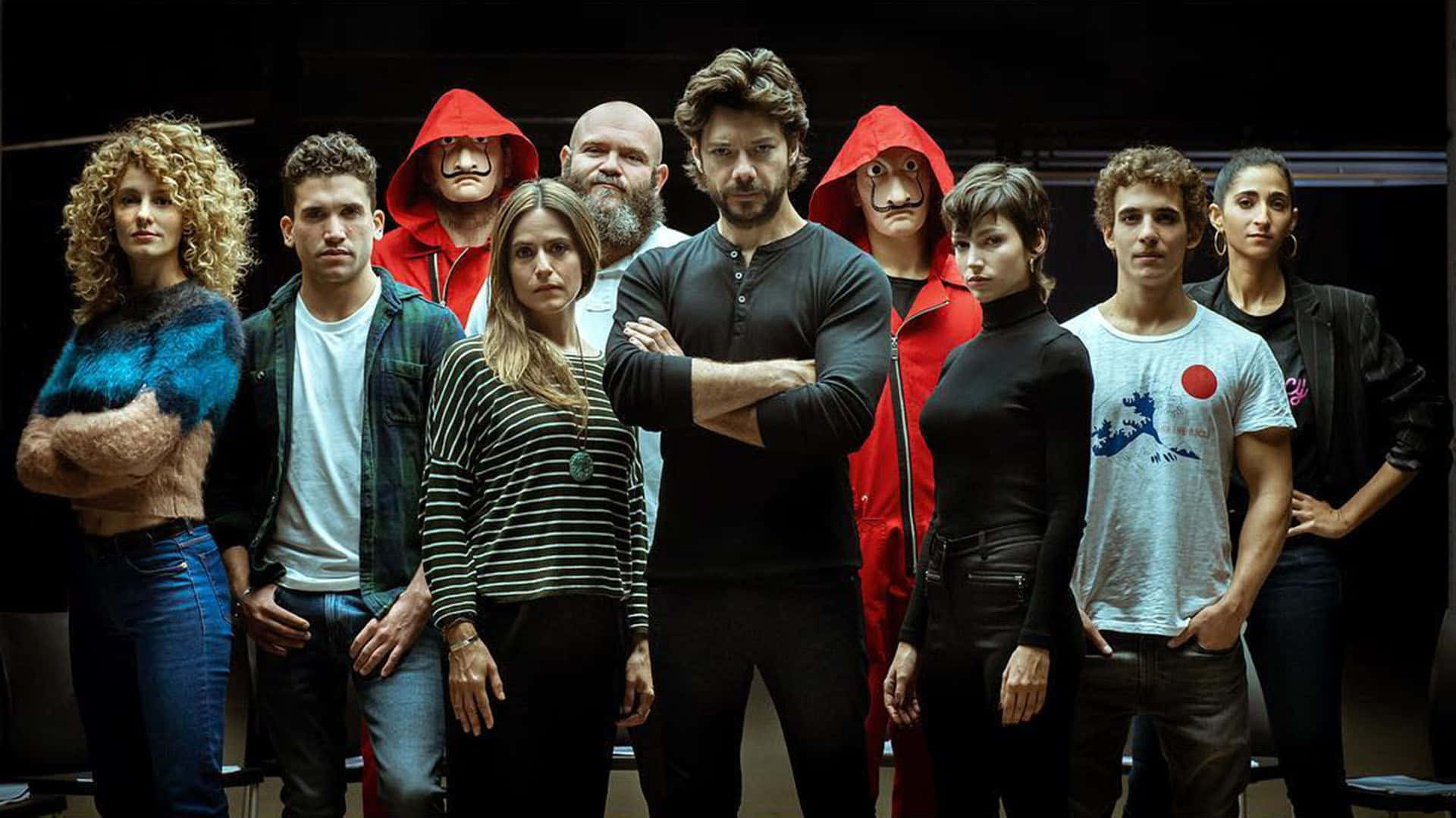 Money Heist 桌布 壁紙 — 《紙鈔屋》系列中的九個角色在昏暗的房間裡戲劇性地擺姿勢，其中兩人穿著標誌性的紅色連帽連身衣。