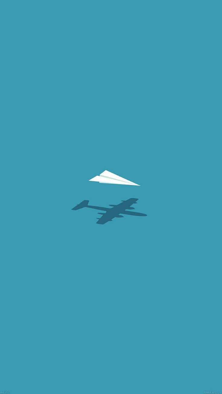 紙飛機極簡iPhone壁紙 壁紙 — 一個簡約的藍天場景，有一個深色飛機剪影和一架白色紙飛機在其上方飛翔。